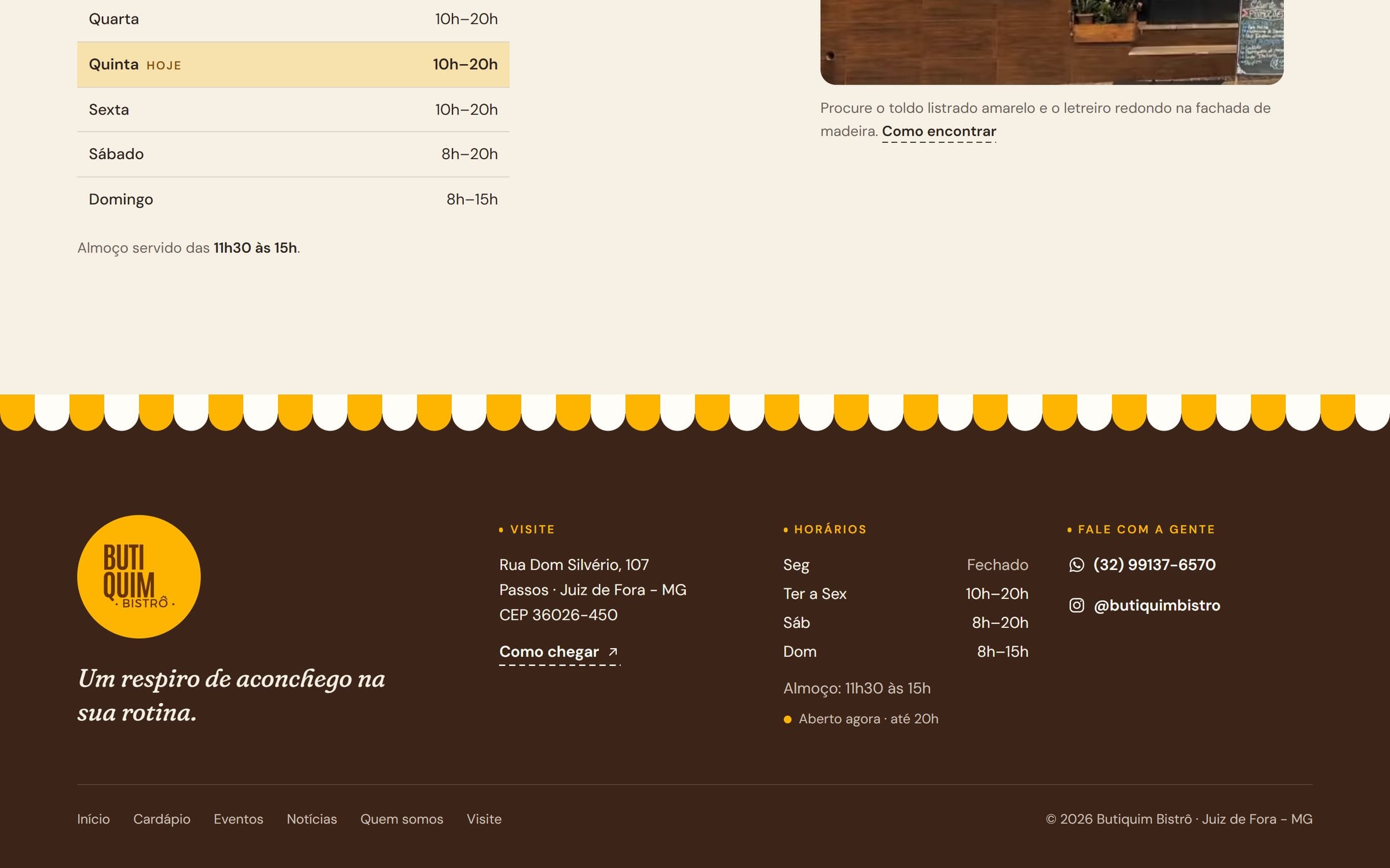 Rodapé do site do Butiquim desenhado como a fachada: o toldo listrado amarelo e creme sobre o marrom do café.