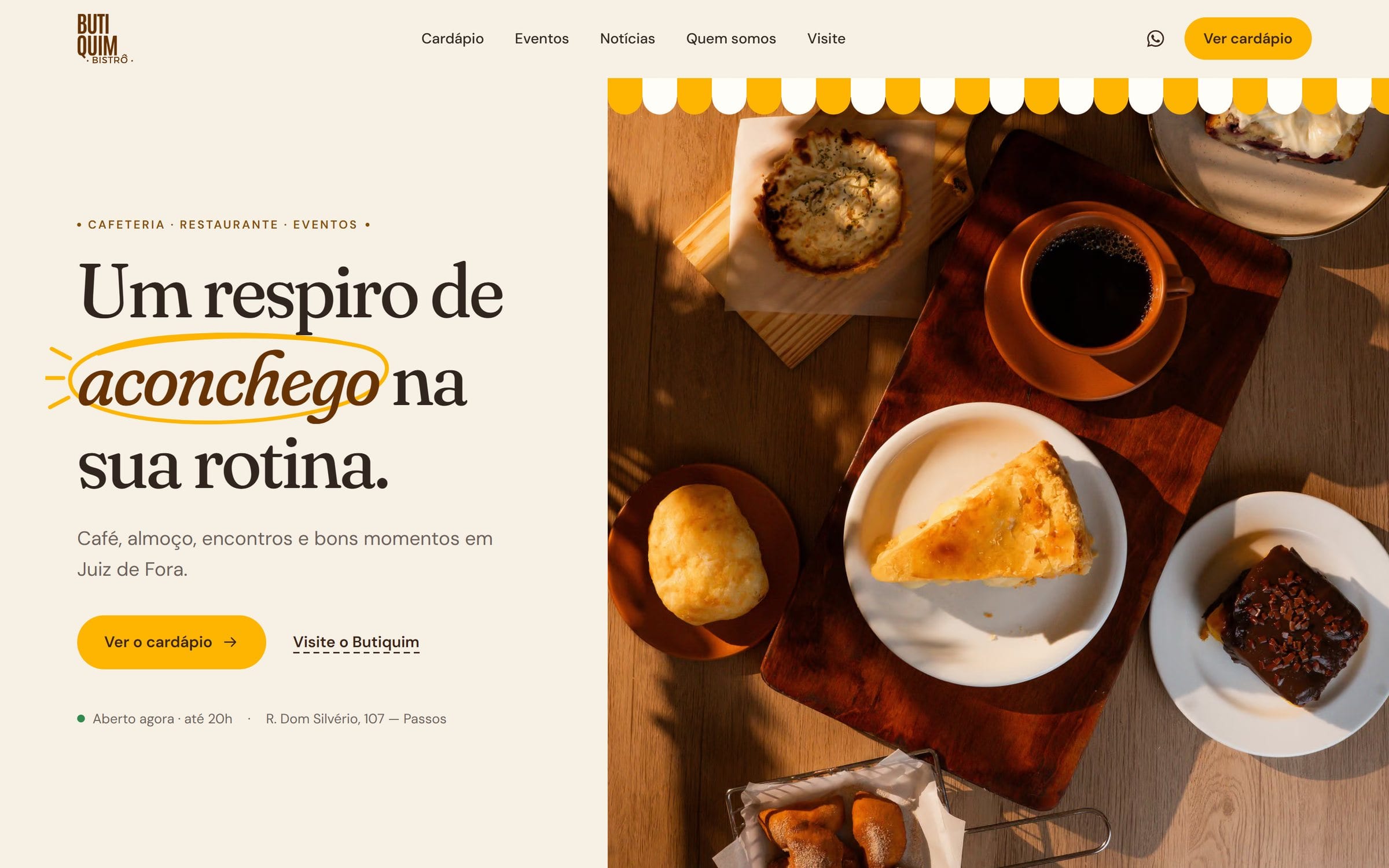 Home do site do Butiquim Bistrô: título “Um respiro de aconchego na sua rotina.” ao lado de uma mesa de café vista de cima, sob o toldo listrado amarelo.