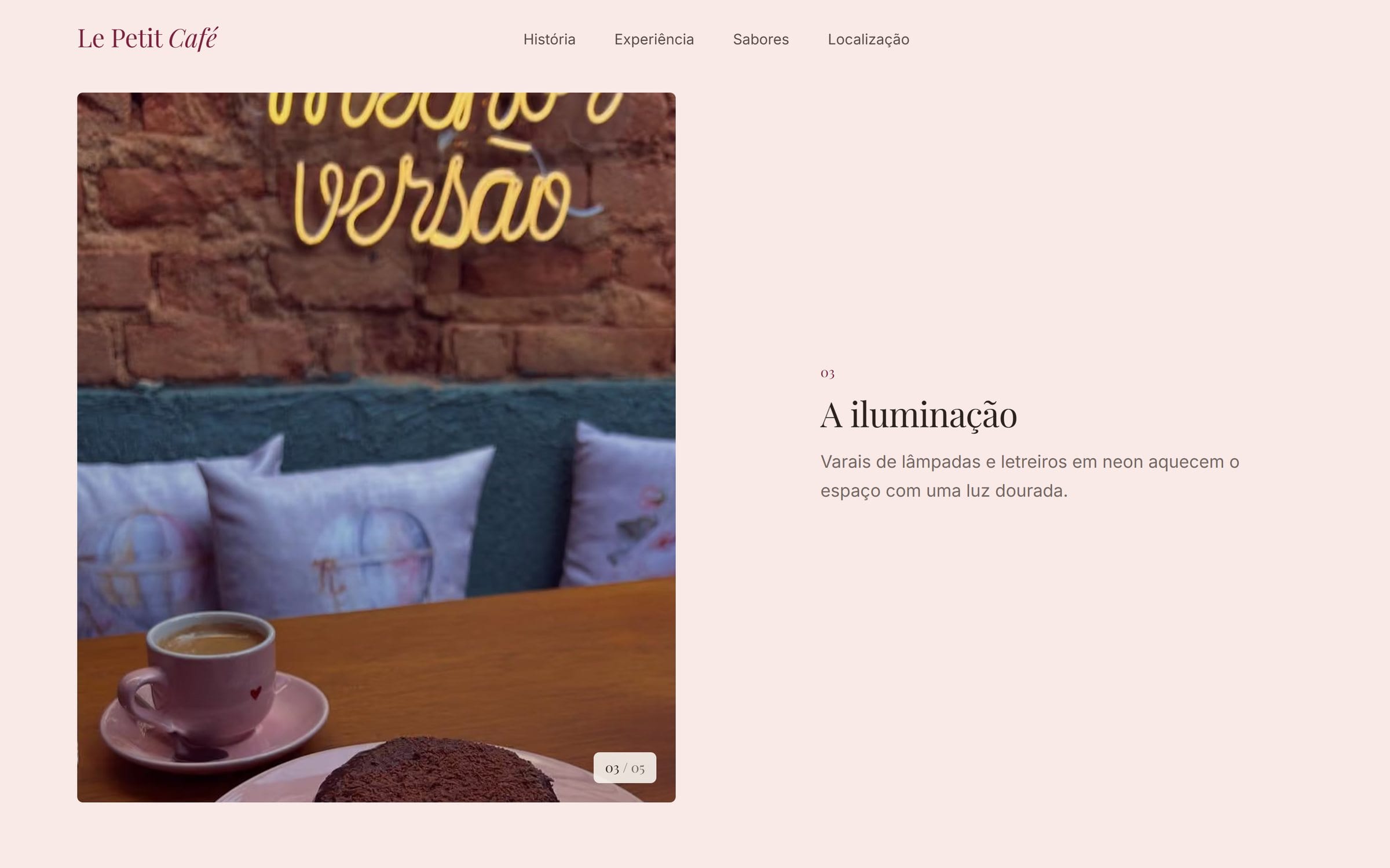Seção Experiência do Le Petit Café: foto fixa do neon com a frase “melhor versão” ao lado da lista de momentos do espaço.